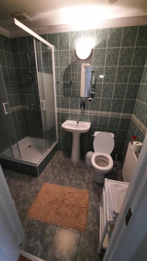 Hotelowe Pokoje J.Bukowiecka Tuszyn Esterno foto
